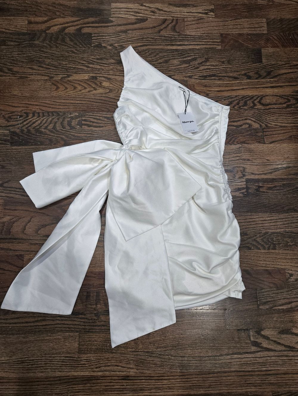 Showpo Betty One Shoulder Mini Dress White Side Bow Ruched NWT Size 6 Bridal - Picture 2 of 11